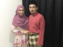 Status rumah tangga pelakon, fiza halim menjadi persoalan apabila dia dilihat bergambar 'mesra' dengan rakan iaitu pelawak terkenal, saiful apek. Fiza Halim Kahwin Kali Ketiga Entertainment Rojak Daily