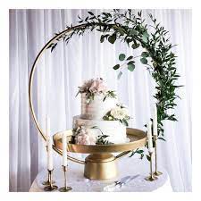 Comment Allier Elegance Et Gourmandise Au Coeur De Votre Decoration De Mariage Vegetale Aux Tons Blan Cake Backdrops Wedding Cake Backdrop Wedding Cake Display