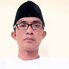 Baru sempat berfoto di depan gedung utama Tomsk State University. Hari  pertama, tiba pagi, langsung melakukan berbagai registrasi di International  Office. Hari kedua sudah langsung kuliah. Sabtu-Minggu dipakai untuk  eksplorasi kota dan