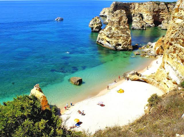 Praia da Marinha, Salah satu pantai putih dengan tebing berbatu terbaik di Portugal