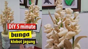 Pilihlah kulit jagung yang bagus dan sudah dianggap tua atau cukup umur, sekitar 3 bulan. Tutorial Bunga Dari Kulit Jagung Klobot Diy Corn Husk Youtube