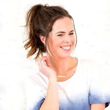 Spending 30 minutes on your hair just to have it fall flat due to a rainstorm or wind gust isn't a good way to start the day. 5 Minute Rainy Day Hairstyles For All Hair Lengths Brit Co