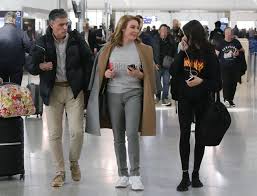 Νίκος ευαγγελάτος, τατιάνα στεφανίδου, νίκος παππάς, βίλλυ θεοφάνους, γιώργος θεοφάνους. Tatiana Stefanidoy Nikos Eyaggelatos Sto Aerodromio Me Thn Korh Toys Lydia Fthis Gr