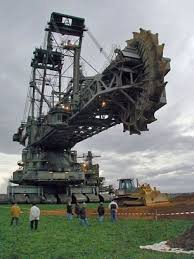 前方から 世界最大の重機 バケットホイールエクスカベータ が凄い naver まとめ construction equipment heavy construction equipment construction vehicles