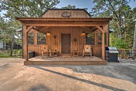 This cabin features a spa tub and barbecue grills. Western Daze Broken Bow Cabin In Hochatown Cabins For Rent In Broken Bow Oklahoma United States
