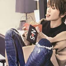 mizuki24 335 s instagram profile post 私がメダルチョコくわえたら 何キモって思うけど なんでにっしー が同じことするとかっこよく見えてしまうの d 結論 カオガトトノッテテ カッコイイカラー 西島隆弘 末吉秀太 西島隆弘 ライブ