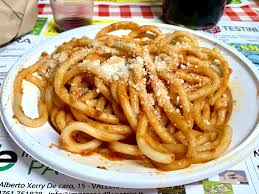 Aggiungete poca acqua alla volta fino ad ottenere un impasto compatto e morbido. I Tanti Nomi Della Pasta Acqua E Farina Fatta In Casa I Gulitonni Bussoladiario