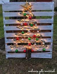 Pour faire son sapin de noël en bois rien de plus simple ! Deco De Noel 39 Super Idees Pas Cheres Et Faciles Pour L Exterieur