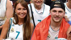 Luka dončić con la maglia della slovenia nel 2017. Luka Doncic S Mom Mirjam Poterbin 5 Fast Facts Heavy Com