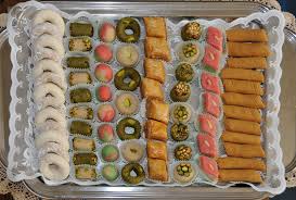 Les ingridients:200g amande en poudre120 g sucre glacé2 blanc d'oeuf1 petite pomme de terre en puréedes amandes pour décorer Recette Cuisine Tunisienne Patisserie Iam Hana Banana