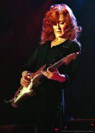 Bonnie Raitt Solo Blues Country Vocalist Guitarist Listed 50 On Rolling Stone S 100 Greatest Singers Of All Bonnie Raitt Blues Musicians Female Guitarist