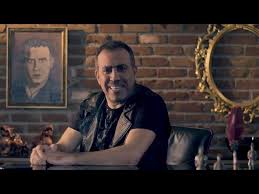 Ahbap derneği başkanı şarkıcı haluk levent, kısa süre önce reklam filminde oynadı. Haluk Levent Allianz Sigorta Yeni Yil Reklami 2019 Dunyatersinedonse Youtube