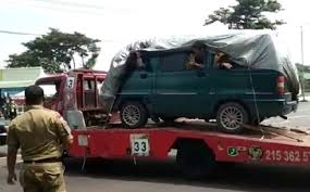 Masa ni jali pakai kereta iswara warna. Nekat Sewa Truk Towing Demi Balik Ke Kampung Halaman Dan Mengelabui Petugas Pos Batas Headline Co Id