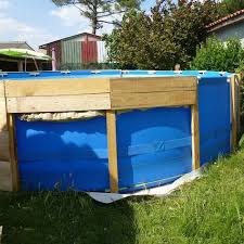 Une Piscine Sur Le Sol Avec Palettes 2 Habillage Piscine Hors Sol Piscine Hors Sol Amenagement Piscine Hors Sol