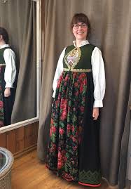 Bunader/bunadar) is a norwegian umbrella term encompassing, in its broadest sense, a range of both traditional rural clothes. Bunadstua Marit Sydames Variant Av Bunad Med Hoyt Liv Facebook