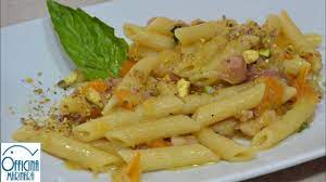 Nel caso di pomodorini, scegliete i datterini. Ricetta Penne Con Pomodorini Gialli Pancetta E Granella Di Pistacchi Officina Marinara Youtube