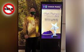 Membuat taman minimalis dengan menentukan ukuran taman hingga menentukan tanaman apa yang bisa di jadikan penghias rumah seperti tanaman batang, tanaman hias buah, dan bunga bunga apa saja yang cocok ditanam di sekitar rumah kamu. Bernama Perfectly At Home Working In The Forest