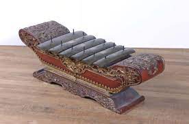 Dalam musik gamelan, saron merupakan alat musik yang berbentuk unik dengan enam hingga tujuh bilah. Sejarah Dan Cara Memainkan Alat Musik Saron Alatmusik Id