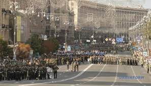 В киеве во время репетиции военного парада ко дню независимости украины из толпы зрителей выбежал вооруженный человек. 8difihslwffx6m
