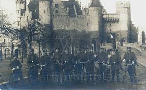 Het antwerps archief is gevestigd in een van de ruimtes en daarnaast zijn er enkele restaurants en een winkel gekomen. Old Meets New In Front Of The Steen In Antwerpen 1914 2 Flickr