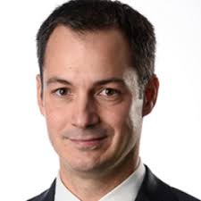 Depuis quelques semaines déjà, la campagne vaccinale et aujourd'hui, c'est au tour du premier ministre alexander de croo de recevoir sa première injection de vaccin. Alexander De Croo World Bank Live