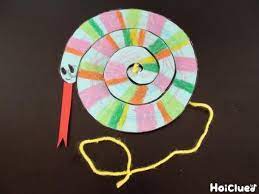 材料2つで楽しめる 不思議な動きのぐるぐるヘビ 手軽に楽しめる手作りおもちゃ 保育や子育てが広がる 遊び と 学び のプラットフォーム ほいくる 手作りおもちゃ おもちゃ 幼児 手作り おもちゃ