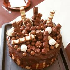 Gateau D Anniversaire Genoise Ganache Au Kinder Bueno Garni D Un Assortiment De Kinder Et Ferrero Gateau D Anniversaire Kinder Gateau Kinder Bueno Idee Gateau