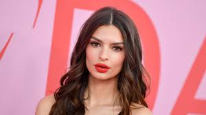 This is the official/verified emily ratajkowski facebook page!. U8vslktx5knijm