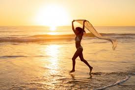 baixe mulher em biquini executando com echarpe praia gratuitamente em 2020 meninas bronzeadas biquini biquini 2020 meninas bronzeadas