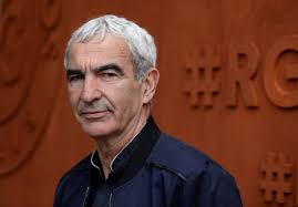 Coupe du monde 2018 : Raymond Domenech, agacé et harcelé, en vient presque  aux mains avec un supporter