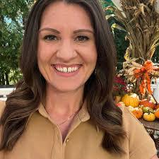 Julie Victory's Instagram, Twitter & Facebook