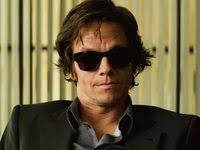 В подростковом возрасте имел постоянные проблемы с законом. Mark Uolberg Mark Wahlberg Aktyor Prodyuser Filmografiya Gollivudskie Aktyory Kino Teatr Ru