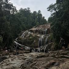 Air terjun ini memiliki dua curahan air, curahan pertama memiliki ketinggian hampir 20 meter. Hutan Lipur Sungai Pandan Sungai Pandan Waterfall River