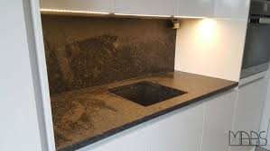 Bei Satinierten Granitoberflachen Sollte Man Eher Ein Unruhig Gemusterten Nehmen Denn Http Www Maasgmbh Com A Granit Arbeitsplatte Arbeitsplatte Granit