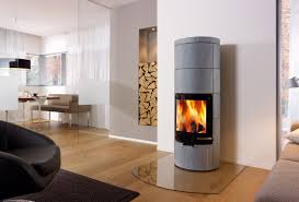 Wolnostojacy Piec Milano Stone Steatyt Z Ktorego Zostal Wykonany Posiada Znakomite Wlasciwosci Akumulacyjne Ciepla Oddaje Cie Kamin Kaminofen Ofen Wohnzimmer