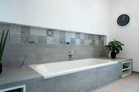 Eine sechseck badewanne 190 x 90 cm aus sanitäracryl finden sie bei uns als ihrem fachhändler zur versandkostenfreien lieferung in deutschland. Badewanne Mit Gefliesten Ablagen Bad Gestalten Mit Bauplatten Von Jackoboard Hornbach Hierfur Die Silikonmasse Zugig Mit Einer Kartuschenpistole Auftragen Notfalls Die Silikonfugen Auf Beiden Seiten Mit Kreppklebeband Begrenzen Pstdk