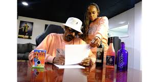 Snoop dogg made a bunch of sexist comments about wap, and offset responded. Snoop Dogg Appoints Wife Shante Broadus As Official Manager