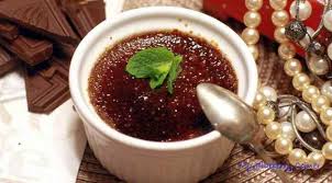 W kąpieli wodnej rozpuszczam pokruszone tabliczki czekolady z mlekiem, mieszam dokładnie, dodaję syrop daktylowy i mieszam ponownie. Czekoladowy Creme Brulee 16 Lutego 2018 My Blueberry Corner