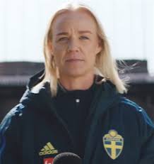Caroline seger, lotta schelin, zlatan, marta och thiago silva är alla jämngamla med eller lite yngre än verklighetens charlotte som är född 1980, och hanna marklund började inte som expertkommentator. Caroline Segers Tal Till Idrottande Ungdomar Dfk Hasko Svenskalag Se