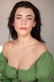 Elizabeth Laxton's Instagram, Twitter & Facebook