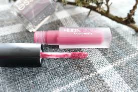Huda kattan, beauty blogger extraordinaire (she has 14 million instagram followers), is back at it with another highly anticipated product release. Huda Beauty Liquid Matte Lipstick In Trophy Wife Review Swatches Twindly Beauty Blog