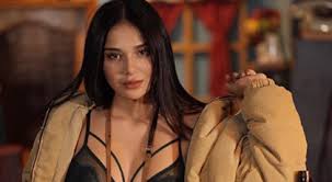 She is in entertainment business with damla. Merve Taskin Dan Bakirelik Itirafi