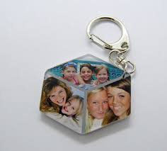 Accessoire de mode très pratique car ce petit objet permet de rassembler dans un anneau métallique toutes nos clés et éviter de les perdre. Porte Cles Personnalise Avec 6 Photos Pele Mele Trois Photos Par Face