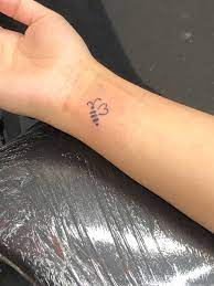 Tamara On Twitter Matching Bee Tattoo With Ariana On My Wrist I M So Happy With It For Our 22