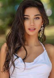 Fashion Vibrant Medium Length Hair Style Make You Beautiful In Spring And Summer 2020 Lily Fashion Style Brunette Beauty Beautiful Girl Face Beauty Girl