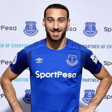 Cenk'in babası şenol tosun oğlunun futbolcu olmasını çok istemiş cenk'e altyapı eğitimi alırken sürekli arjantinli ünlü golcü batistuta'nın kasetlerini izlettirmiştir. Cenk Tosun Facebook