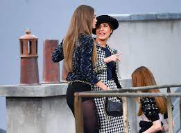 Vidéo suivante dans 5 secondes. Marie S Infiltre Ejectee Par Gigi Hadid Au Defile Chanel Elle Est Un Peu Agressive By Tout Film Medium