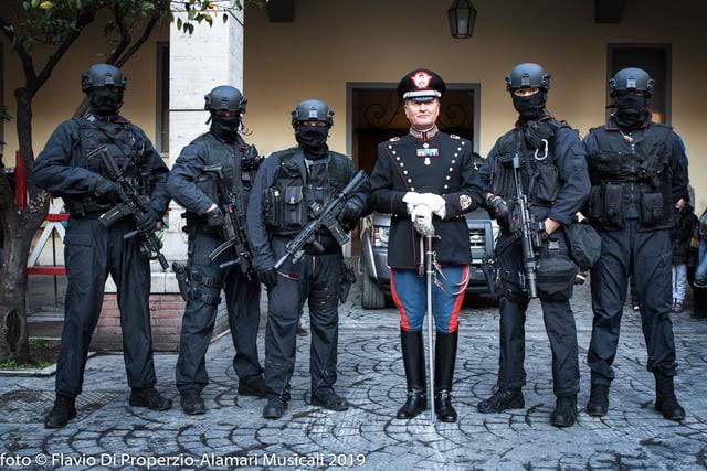 Team of Italian Corazzieri Regiment (Carabinieri). Responsible for the  protection of the President of the Italian Republic; on duty during ITA-FRA  summit in Naples at Royal Palace. [392x261] : r/MilitaryPorn