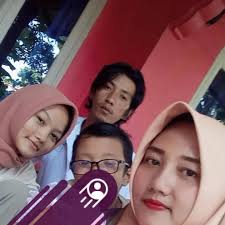 Dimsum ala momma By @asyihfriadiayani Bahan-bahan: Kulit pangsit/ kulit  dimsum siap pakai 1/4 kg daging ayam 4 siung bawang putih 1 buah bawang  bombay 3 batang daun bawang Garam sesuai selera Merica