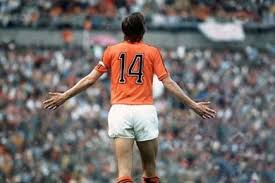 Toutes les commandes sont préparées à la demande et généralement expédiées sous 24 heures dans le monde entier. Les Legendes Du Football Ont Rendu Hommage Au Grand Cruyff Maxifoot